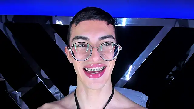 Snapshot of MaxiRogers chatting on 12, 1, 2025 MaxiRogers online show from 12, 1, 2025