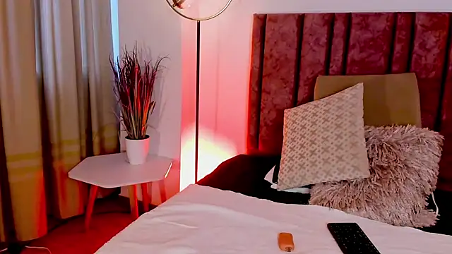 HollyHudsonn online show from 16, 12, 2024