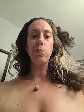 Snapshot of BonfireBonnie chatting on 7, 7, 2026 BonfireBonnie online show from 7, 7, 2026