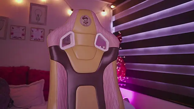 Snapshot of milly_kenner chatting on 14, 12, 2025 milly kenner online show from 14, 12, 2025