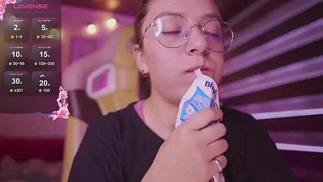 Snapshot of milly_kenner chatting on 15, 12, 2025 milly kenner online show from 15, 12, 2025