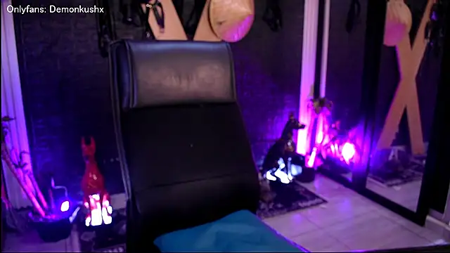 Snapshot of DemonKush-- chatting on 5, 12, 2025 DemonKush-- online show from 5, 12, 2025