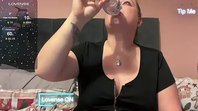 Snapshot of NaughtyWifeUK chatting on 6, 12, 2024 NaughtyWifeUK online show from 6, 12, 2024