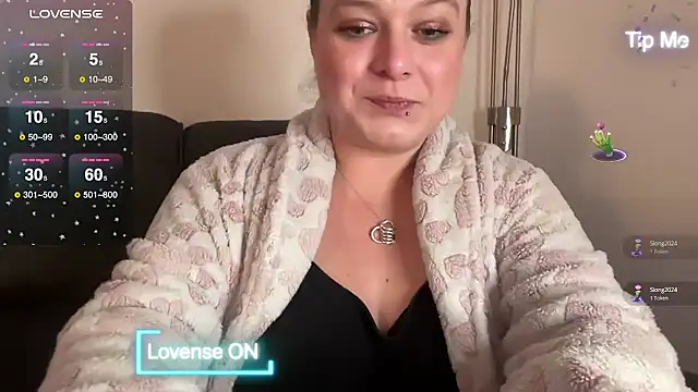 Snapshot of NaughtyWifeUK chatting on 19, 12, 2024 NaughtyWifeUK online show from 19, 12, 2024