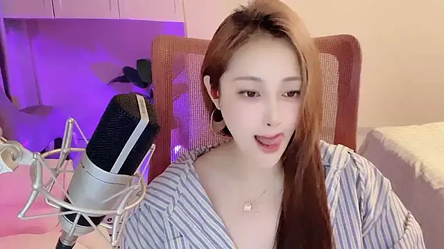 Snapshot of Daisy-77 chatting on 11, 9, 2025 Daisy-77 online show from 11, 9, 2025