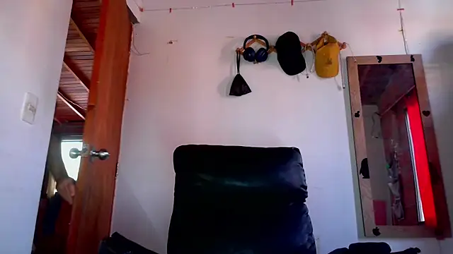 Snapshot of calioppe01 chatting on 18, 6, 2026 calioppe01 online show from 18, 6, 2026