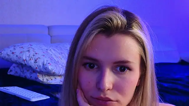 Snapshot of elsa_limerence chatting on 7, 1, 2025 elsa limerence online show from 7, 1, 2025