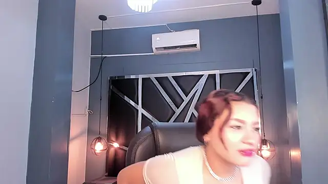 Snapshot of lilith_guzman chatting on 5, 1, 2025 lilith guzman online show from 5, 1, 2025