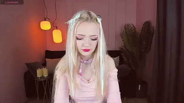 Snapshot of EmilyAir chatting on 1, 1, 2025 EmilyAir online show from 1, 1, 2025