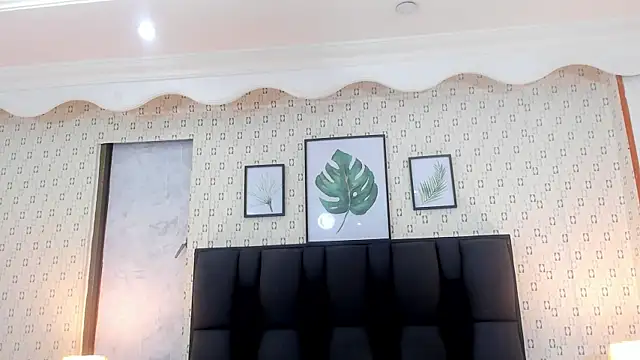 Snapshot of MirandaRossi chatting on 4, 2, 2025 MirandaRossi online show from 4, 2, 2025