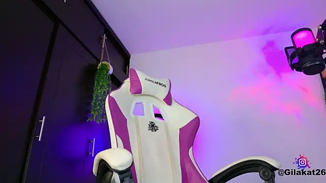 Snapshot of GilaKat chatting on 28, 11, 2025 GilaKat online show from 28, 11, 2025