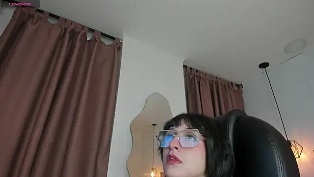 Snapshot of Hannys__cabernet chatting on 10, 12, 2024 Hannys cabernet online show from 10, 12, 2024