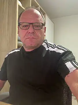 coupleLatinaLovers online show from 18, 9, 2025