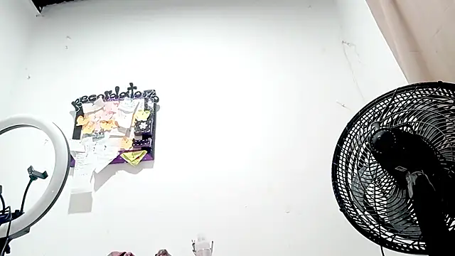 PetiteIvoryQueen19 online show from 16, 10, 2025