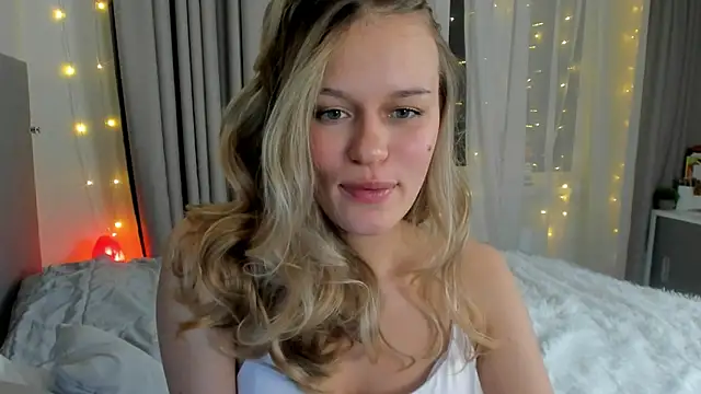 Snapshot of BritneyRoot chatting on 6, 12, 2024 BritneyRoot online show from 6, 12, 2024