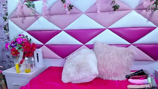 Snapshot of SalmaSantos chatting on 19, 9, 2025 SalmaSantos online show from 19, 9, 2025