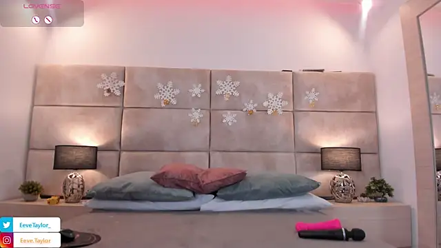 Snapshot of Eevee_Taylor chatting on 23, 12, 2025 Eevee Taylor online show from 23, 12, 2025