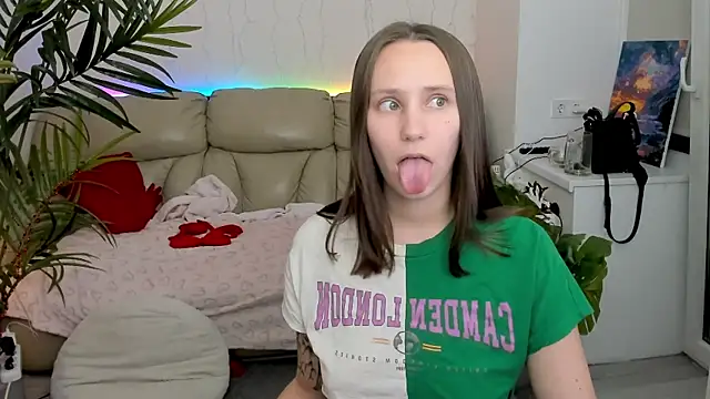 Snapshot of HotCaramellsTV chatting on 2, 3, 2025 HotCaramellsTV online show from 2, 3, 2025