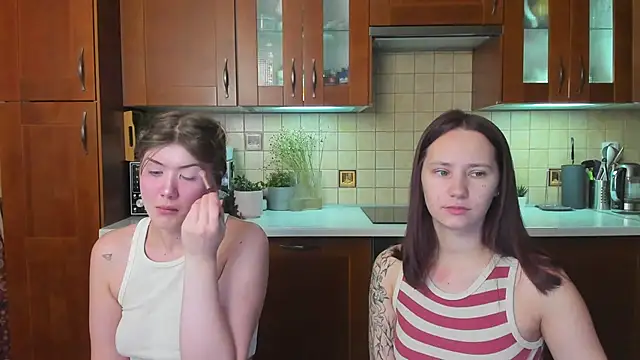 Snapshot of HotCaramellsTV chatting on 28, 4, 2026 HotCaramellsTV online show from 28, 4, 2026