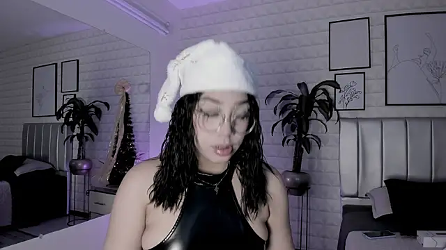 Snapshot of Lizzie-Evans chatting on 5, 12, 2025 Lizzie-Evans online show from 5, 12, 2025