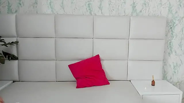 Snapshot of MIA__SAENZ chatting on 23, 12, 2024 MIA SAENZ online show from 23, 12, 2024