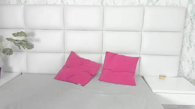 Snapshot of MIA__SAENZ chatting on 3, 3, 2025 MIA SAENZ online show from 3, 3, 2025