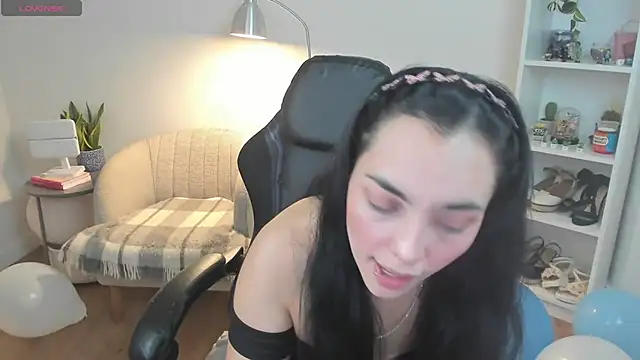 Snapshot of _BellaEvans_ chatting on 9, 4, 2026 BellaEvans online show from 9, 4, 2026