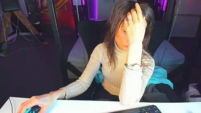 Snapshot of Elizabe_th chatting on 6, 3, 2025 Elizabe th online show from 6, 3, 2025