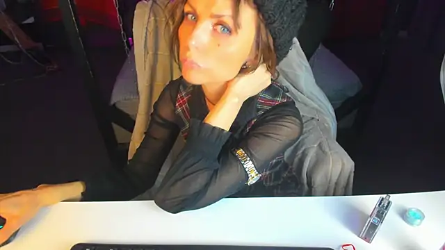 Snapshot of Elizabe_th chatting on 9, 3, 2025 Elizabe th online show from 9, 3, 2025