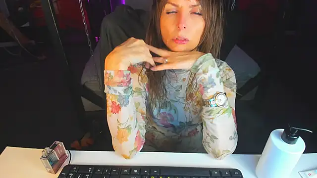 Snapshot of Elizabe_th chatting on 10, 3, 2025 Elizabe th online show from 10, 3, 2025