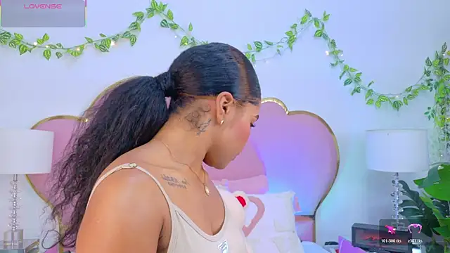 NahiaraReina online show from 5, 12, 2025