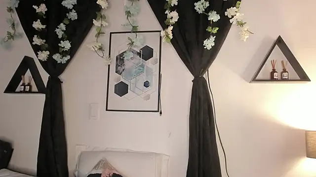 Khenta Michells online show from 6, 4, 2026