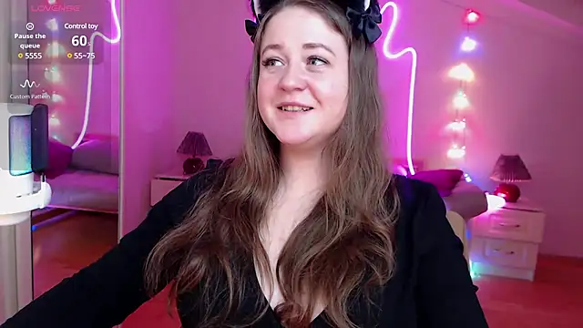 Snapshot of LizzyShine chatting on 3, 2, 2025 LizzyShine online show from 3, 2, 2025