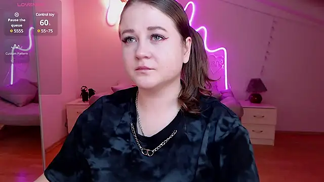 Snapshot of LizzyShine chatting on 10, 3, 2025 LizzyShine online show from 10, 3, 2025