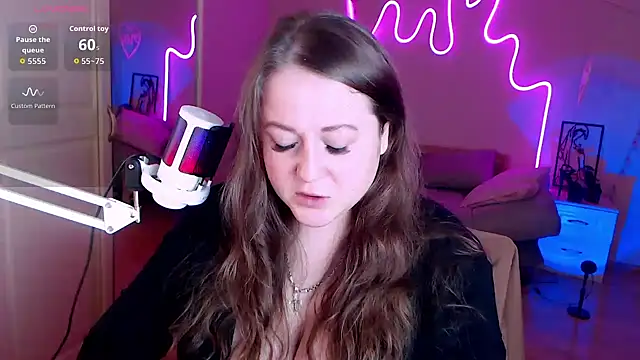 Snapshot of LizzyShine chatting on 4, 10, 2025 LizzyShine online show from 4, 10, 2025