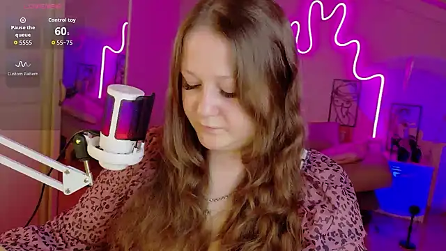 Snapshot of LizzyShine chatting on 6, 10, 2025 LizzyShine online show from 6, 10, 2025