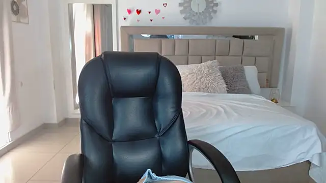 Snapshot of zoecruzz chatting on 12, 9, 2025 zoecruzz online show from 12, 9, 2025