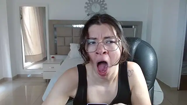 Snapshot of zoecruzz chatting on 24, 10, 2025 zoecruzz online show from 24, 10, 2025