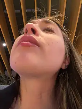 Holly Play online show from 17, 12, 2024