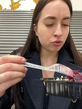 Holly Play online show from 21, 1, 2025