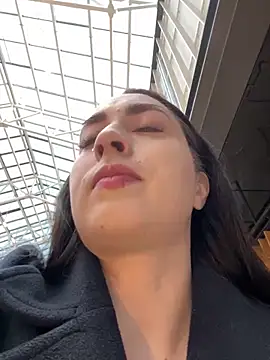 Holly Play online show from 1, 2, 2025