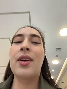 Holly Play online show from 6, 10, 2025