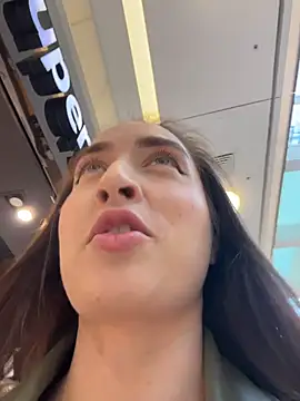 Holly Play online show from 19, 10, 2025