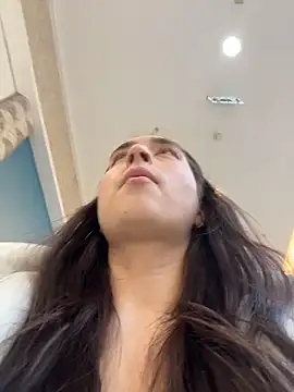 Holly Play online show from 6, 3, 2026