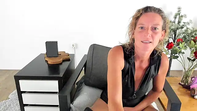 MendiPetite online show from 11, 9, 2025