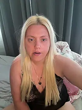 Snapshot of Blondiee3088 chatting on 3, 8, 2026 Blondiee3088 online show from 3, 8, 2026