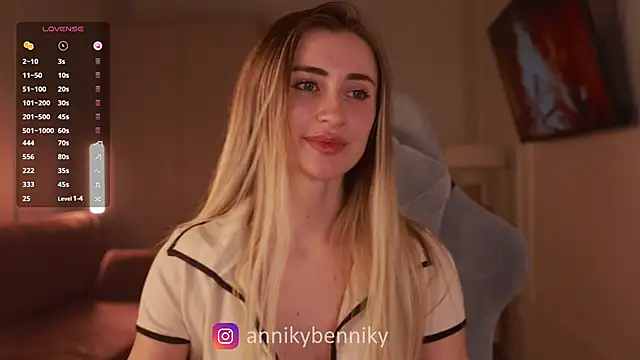 Coconutkittyy online show from 5, 3, 2025