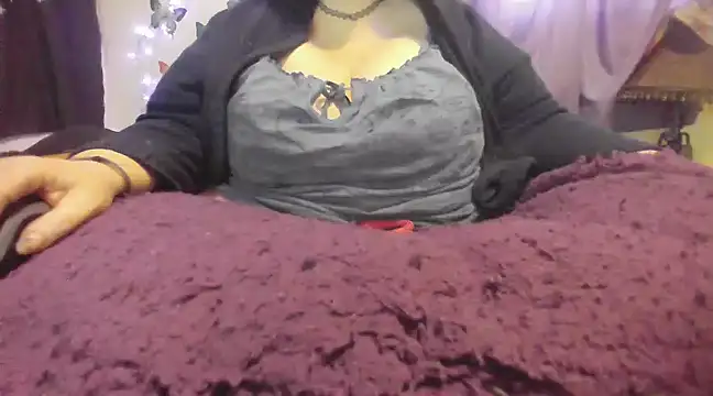 Snapshot of Alli_Kat chatting on 4, 1, 2025 Alli Kat online show from 4, 1, 2025