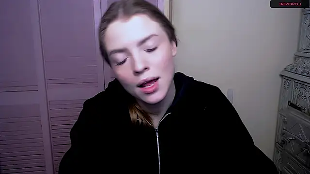 Snapshot of MissOliviaa_ chatting on 5, 1, 2025 MissOliviaa online show from 5, 1, 2025