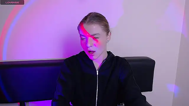 Snapshot of MissOliviaa_ chatting on 27, 10, 2025 MissOliviaa online show from 27, 10, 2025